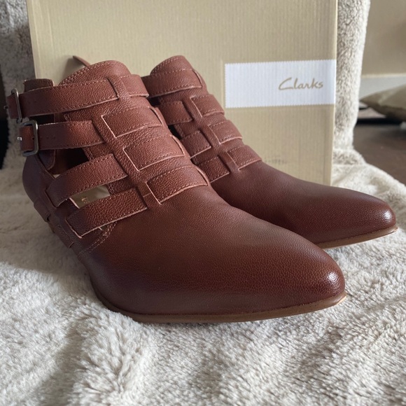 Clarks booties tan leather BRAND NEW - Picture 1 of 9